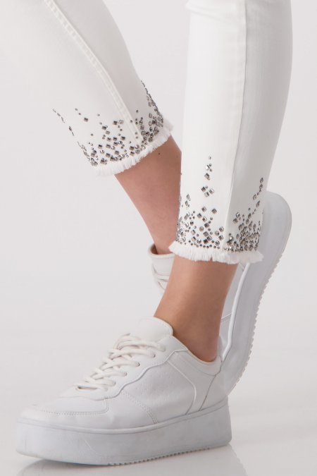 Jeans con dobladillo decorativo strass blanco MONARI - Imagen 2