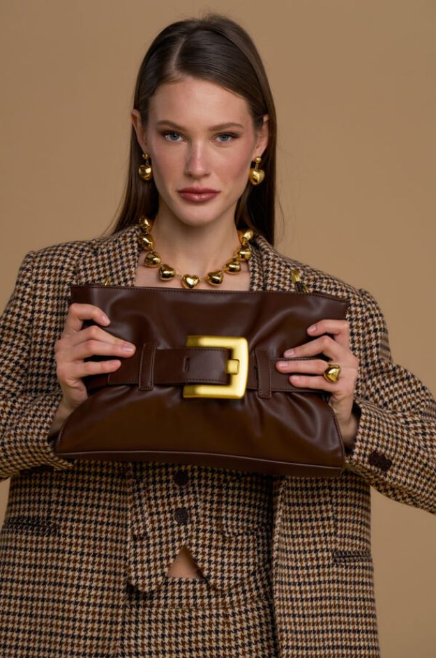 Bolso de hombro marrón chocolate con cinturón y hebilla dorada - Nosecrets - Imagen 2