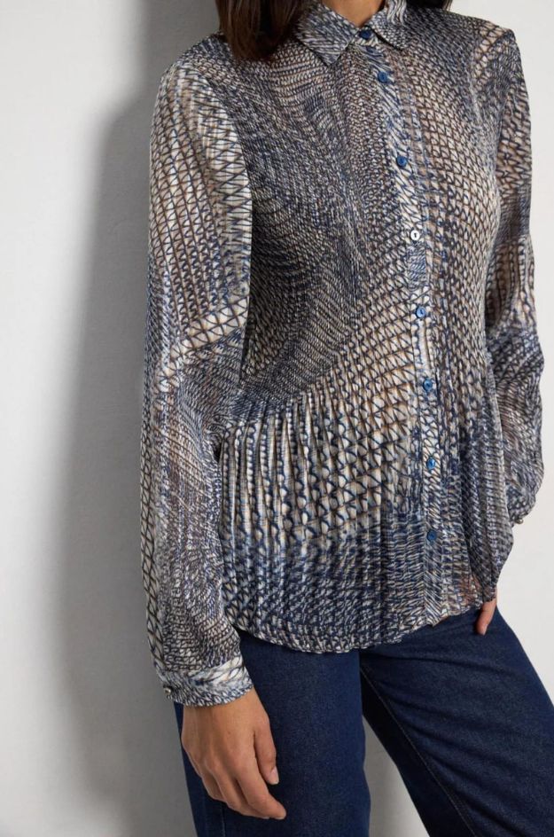 Blusa Iraida plisada con estampado geométrico y botones efecto nácar- Tinta y Bariloche - Imagen 3
