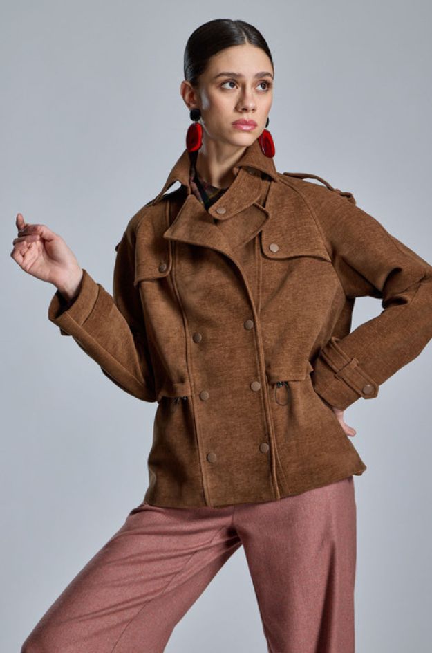 Chaqueta corta marrón estilo sahariana - Alba Conde
