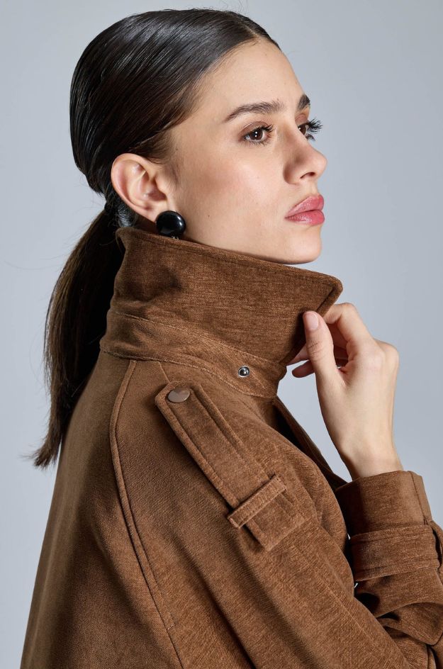 Chaqueta corta marrón estilo sahariana - Alba Conde - Imagen 2