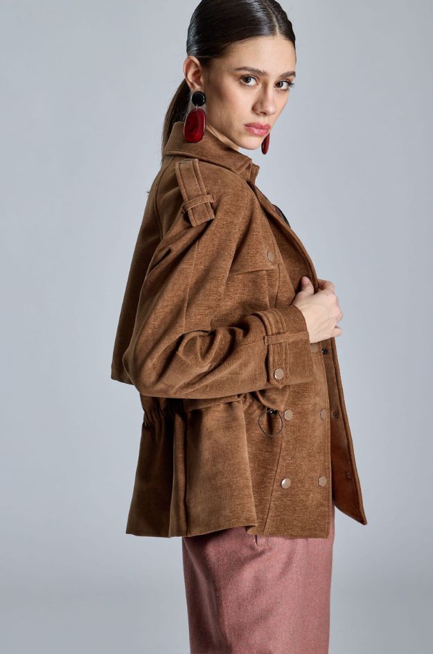 Chaqueta corta marrón estilo sahariana - Alba Conde - Imagen 4