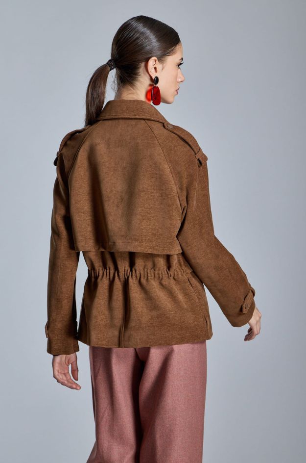 Chaqueta corta marrón estilo sahariana - Alba Conde - Imagen 5