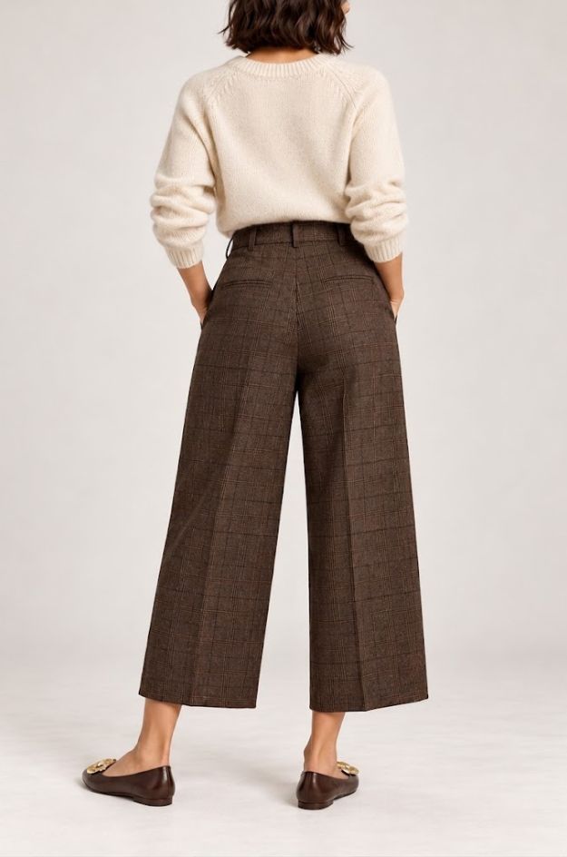 Pantalón de cuadros marrón oscuro con pinzas y largo cropped - Oui - Imagen 4
